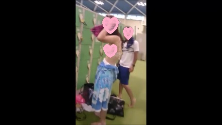 プールのロッカー着替え